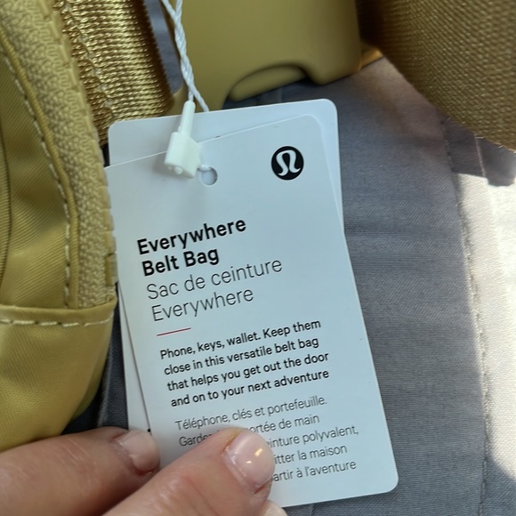 Last one!! NWT Lululemon Everywhere Belt Bag - Picture 4 of 10